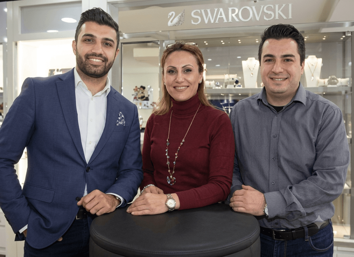 Das Team von Juwelier & Zeitladen Simon im Ladengeschäft in Castrop-Rauxel