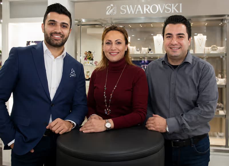 Das Team von Juwelier & Zeitladen Simon im Ladengeschäft in Castrop-Rauxel